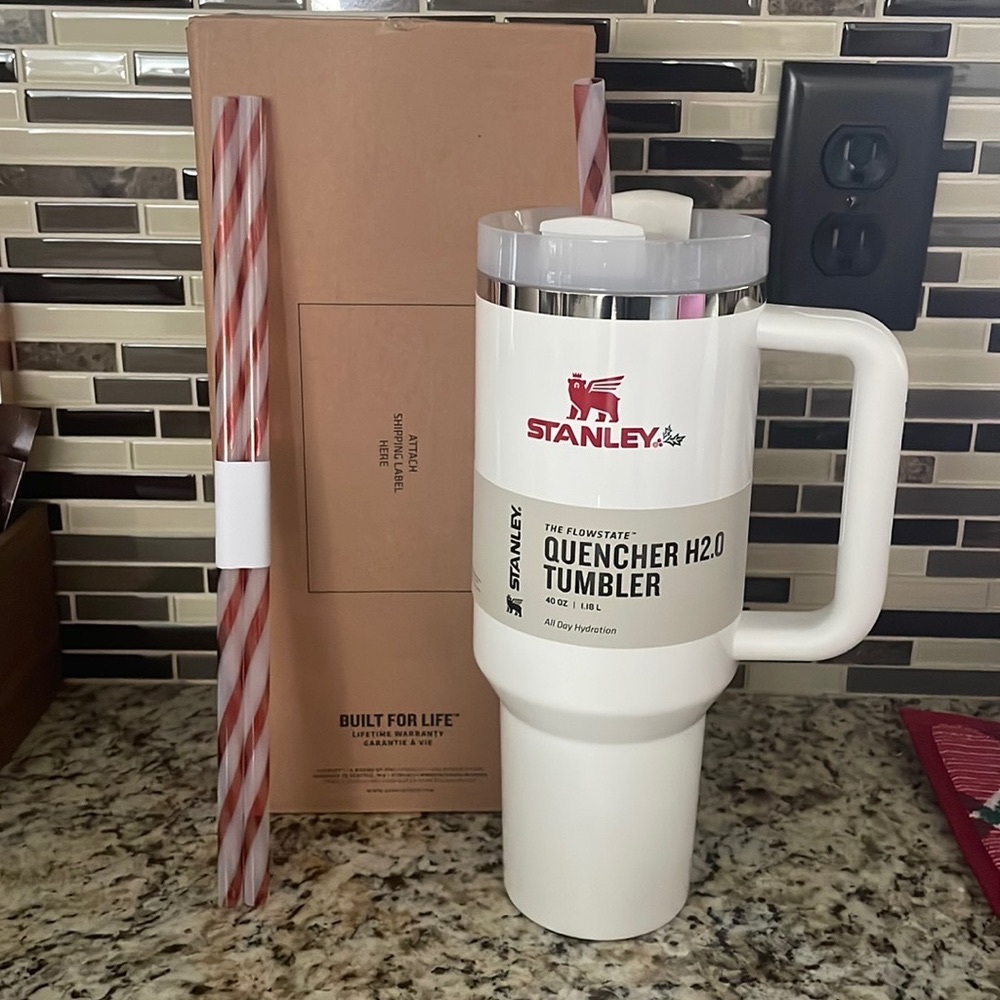 Ready to ship!! THE QUENCHER H2.0 FLOWSTATE™ TUMBLER | 40 OZ - Mistletoe Twist